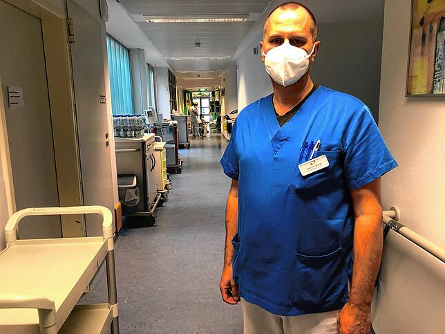 Atmungstherepeut: Joachim Blank ist der einzige Atmungstherapeut am Klinikum. Seine Aufgabe besteht vor allem darin, das Person im ...