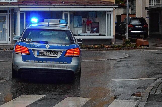 Ein Polizeiauto im Einsatz am Markdorfer Sparkassenkreisel. Tagsüber bis 16 Uhr ist der Polizeiposten Markdorf besetzt, dann rücken die ...