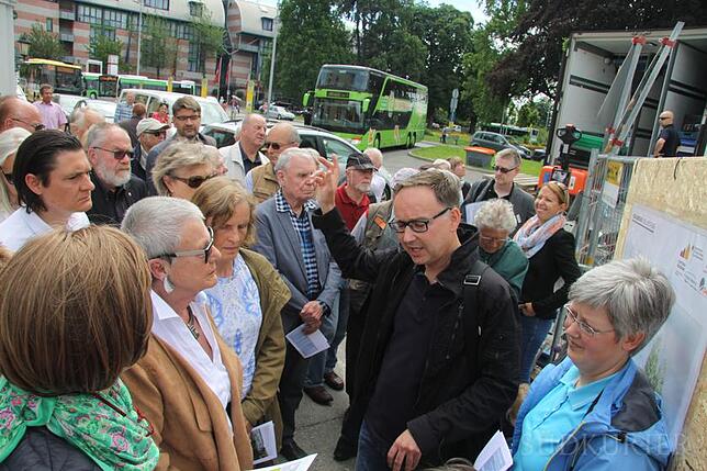 Stefan Nachbaur von der Prisma AG (Mitte) erklärt den Bürgern beim Stadtrundgang, wie sich die Schillerstraße nach der ...