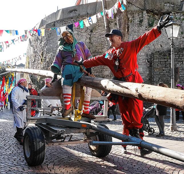 Lang und schlank: Viele Meter lang ist der Narrenbaum, der inmitten des Kinderumzug mit schwerem Gerät zum Marktplatz transportiert ...