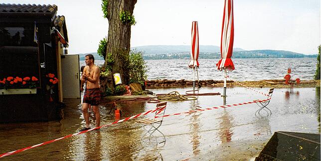 1999: Auf dem Campingplatz reichte das Wasser bis zur Terrasse nördlich des Hauptgebäudes (links ein Teil davon). Die Pächterfamilie – ...
