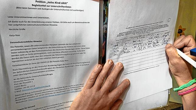 Die Initiatoren hoffen auf viele Unterschriften für ihre Petition: Die Kampagne „Jedes Kind zählt“, ein Zusammenschluss von über 550 ...