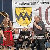 Sängerin Patrizia Nell und Gerhard Nesselhauf, der Leiter des MV Stetten bei Haigerloch, präsentieren sich als Gesangsduo.