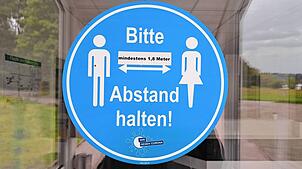 Auf einer Eingangstür einer ehemaligen Firma in Wehr mahnt der Aufkleber „Bitte Abstand halten! Mindestens 1,5 Meter“.