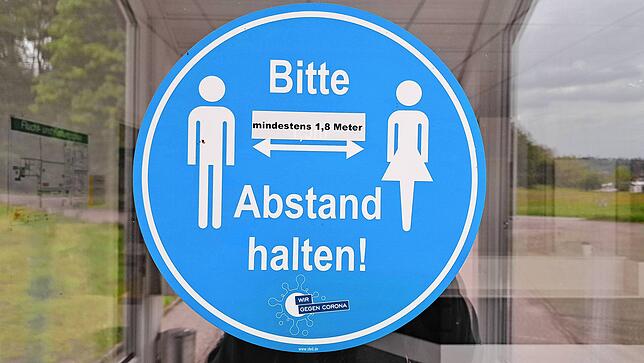 Auf einer Eingangstür einer ehemaligen Firma in Wehr mahnt der Aufkleber „Bitte Abstand halten! Mindestens 1,5 Meter“.