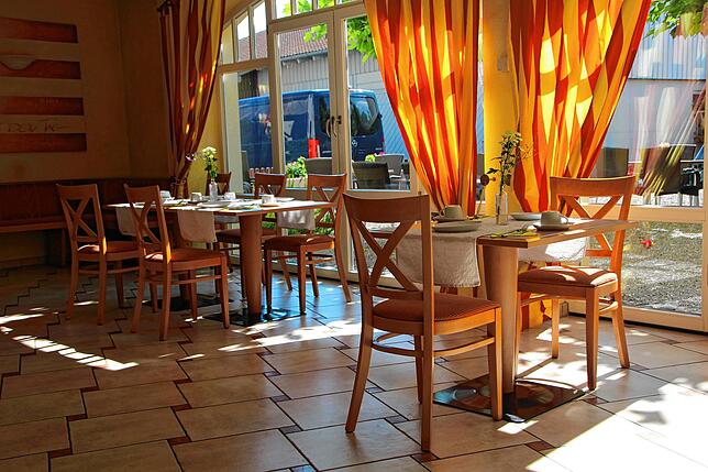 Noch ist der Abstand beim Frühstück Pflicht: Zwischen den Tischen ist 1,5 Meter Platz. Den Hotelgästen werden vorher Tische zugewiesen, ...