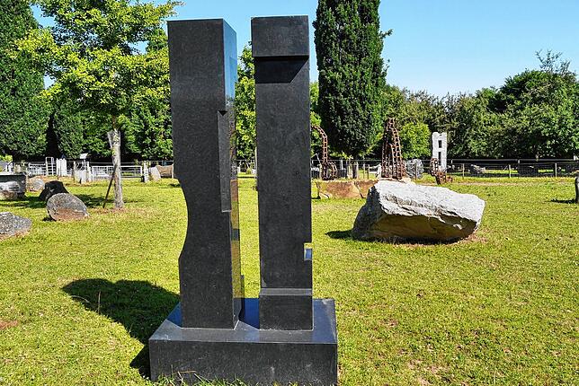 Die strengen geometrischen Formen der Skulptur von Jörg Plickat bilden einen interessanten Kontrast zur Umgebung.