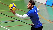 Der TSV Mimmenhausen (Zuspieler Federico Cipollone) schlägt bei den Baden Volleys in Karlsruhe auf.