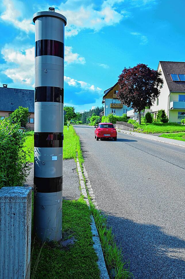 Vor diesem Blitzer bremsen die Verkehrsteilnehmer brav herunter. Das weiß auch die Bußgeldstelle des Landratsamt. Und lässt rund 200 ...
