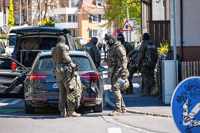 Polizeieinsatz in Konstanz-Fürstenberg, Fürstenbergstraße/Buhlenweg: Spezialkräfte nehmen einen Mann fest, der mit dem Einsatz einer ...