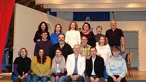 Sie sind das Wintersulger Dorftheater: Johanna Seelmann-Eggebrecht, Jennifer Schunk, Melanie Fritz, Sabine Probst, Georg Matt (stehend, ...