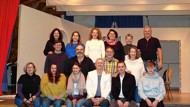 Sie sind das Wintersulger Dorftheater: Johanna Seelmann-Eggebrecht, Jennifer Schunk, Melanie Fritz, Sabine Probst, Georg Matt (stehend, ...