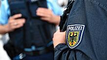 Bundespolizisten an einem Bahnsteig (Symbolbild), wie sie jüngst in Singen gefordert waren.