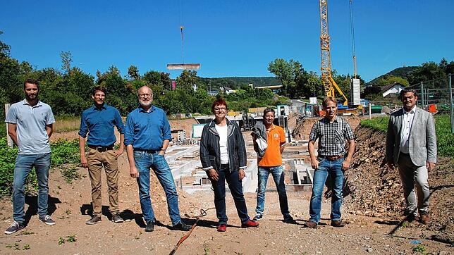 Besuch im neuen Tiengener Wohnquartier &bdquo;Am Kaltenbach&ldquo; (von links): Philipp Weber, Nico Storz, Rainer Schüle, Gabi Rolland, ...