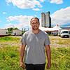 Andre Kaiser, Direktor vom Circus Alessio, steht auf dem Gelände der Aurelislinse: Der Aufbau ist in vollem Gange.
