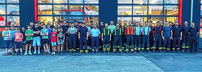 Vor dem rundumerneuerten Feuerwehrgerätehaus versammelten sich alle Beteiligten der Großübung noch zum Gruppenbild.