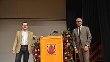 Nur für ein Foto vor Veranstaltungsbeginn standen die beiden Bewerber Theodor Artiles Pflüger und der amtierende Bürgermeister Robert ...