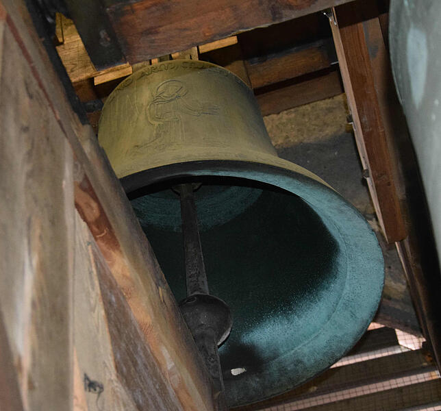 Franziskus predigt den Vögeln Gott zu preisen: Motiv auf der St. Franziskusglocke aus dem Jahre 1952 im Nordturm des Bad Säckinger ...