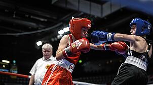 Spannende Zweikämpfe sind in der Helios-Arena beim Boxen der Nachwuchssportler zu sehen. Foto: Kevin Preuß