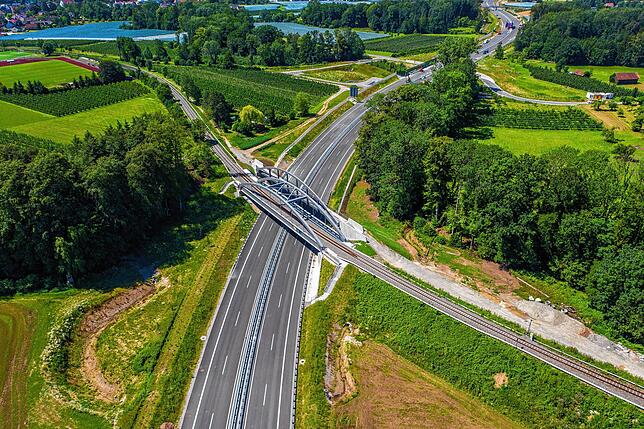 Bild 6: Bevor der Verkehr rollt, zeigen wir Ihnen aktuelle Luftbilder und Videos von der B 31-neu zwischen Immenstaad und Friedrichshafen