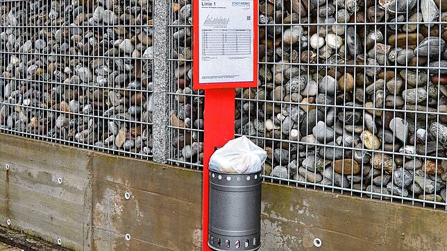 Bilder, die immer häufiger zu sehen sind: Dieser Mülleimer hängt an einer Radolfzeller Bushaltestelle und ist voll.