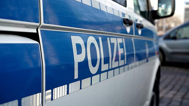 (Symbolbild) Der Täter flüchtete nach dem Überfall auf das Hotel. Zeugen werden gebeten, sich bei der Polizei zu melden.