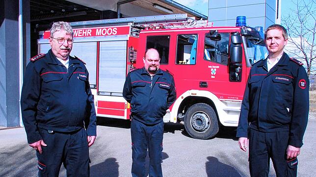 Feuerwehrkommandant Karl Wolf (v.l.) legte in Anwesenheit seiner Stellvertreter Ralf Glaser (Ausbildung) und Wolfgang Leber (Technik) ...