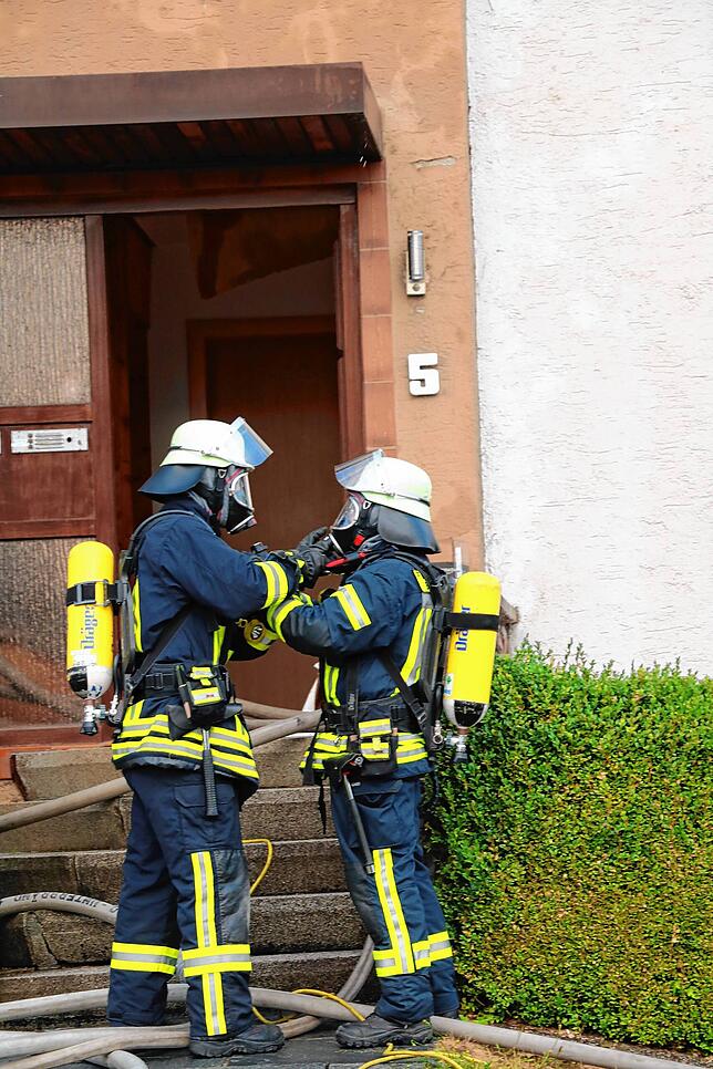 Die Feuerwehr Bräunlingen bekämpft am Mittwochmorgen einen Gebäudebrand in einem Wohngebäude Ecke Dießenhoferstraße/ Gießnaustraße. Der ...