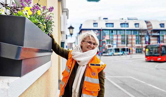 Andreja Beil kümmert sich am Bahnhof Friedrichshafen darum, dass der Betrieb rund läuft. Auch Blumenkästen hat sie am Gebäude aufgestellt.