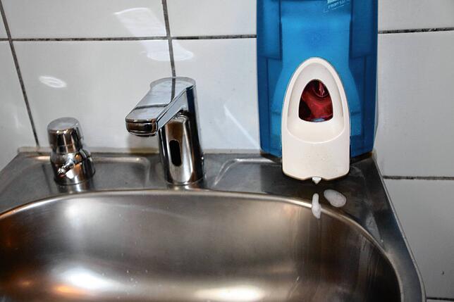 Die Seifenspender in der öffentlichen Toilette am Viehmarktplatz in Waldshut sind gefüllt und funktionstüchtig.