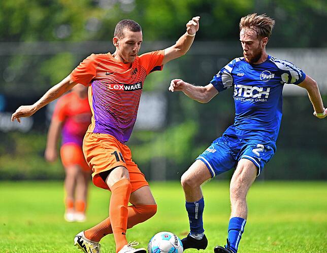 Neuzugang: David Slabjar (links), der erst am Freitag zur Mannschaft gestoßen war, stand in Gundelfingen erstmals für den FC Tiengen 08 ...