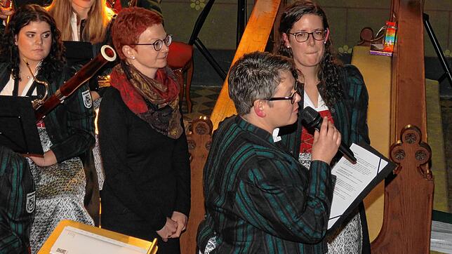 Da war die Leitung von Chor und Kapelle noch in Ordnung beim Kirchenkonzert der Donaumusikanten mit dem Kirchenchor. Dirigentin Elke ...