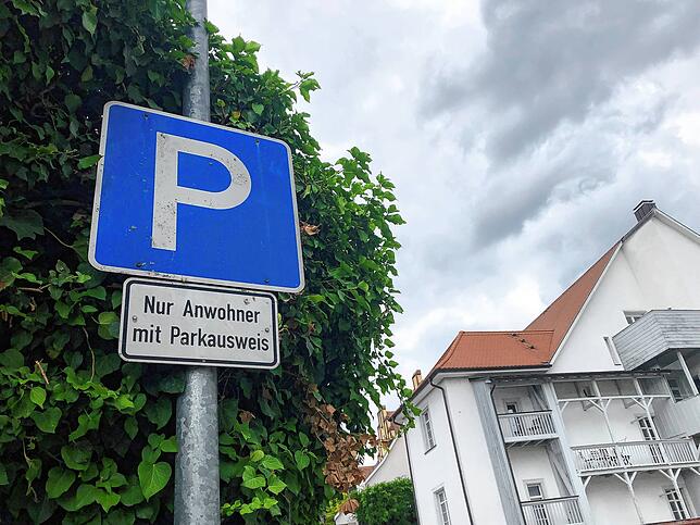 Ein blaues Parkschild mit einer Zusatztafel weist auf die Anwohnerparkzone in der Amthausstraße hin.