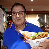 Musa Cebe, der vor mehr als einem Jahr seine Döner-Bude von fleischhaltig auf vegetarisch und vegan umstellte, zeigt den Lupinen-Gyros.