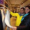 Entspannt einkaufen: Diese Beiden aus Görwihl genießen den sonntäglichen Einkaufsbummel und schauen sich im Modehaus May um.
