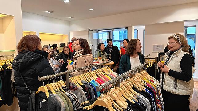 Zahlreiche Gäste feierten die Eröffnung der DRK-Boutique „Henrys“ am 13. März in der Häfler Fußgängerzone.