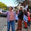 „Bitte hupen gegen AfD“: Teilnehmer der Mahnwache demonstrieren gegen die Veranstaltung der Rechtspartei im Weildorfer ...