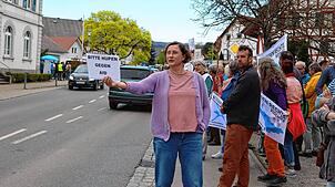 „Bitte hupen gegen AfD“: Teilnehmer der Mahnwache demonstrieren gegen die Veranstaltung der Rechtspartei im Weildorfer ...