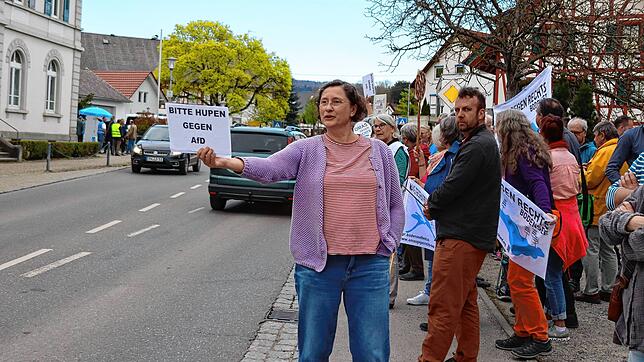 „Bitte hupen gegen AfD“: Teilnehmer der Mahnwache demonstrieren gegen die Veranstaltung der Rechtspartei im Weildorfer ...