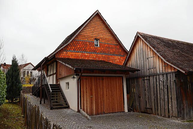 Links sieht man das Ausgedinghaus, das nun für Veranstaltungen genutzt werden soll, rechts daneben steht der Holzschopf.