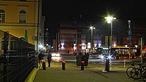 Der Stadtbahnhof Friedrichshafen in den Abendstunden. (Archivbild)