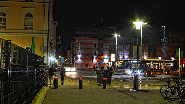 Der Stadtbahnhof Friedrichshafen in den Abendstunden. (Archivbild)
