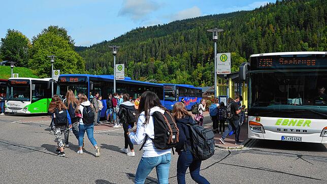 Die Schulbusse, zum Beispiel nach und von St. Blasien, sind häufig überfüllt. Das haben Eltern schon früher kritisiert, aufgrund der ...