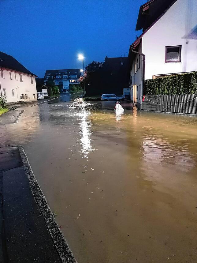 Auch die Klufterner Straße, die mitten durch Friedrichshafen-Efrizweiler führt, stand unter Wasser.