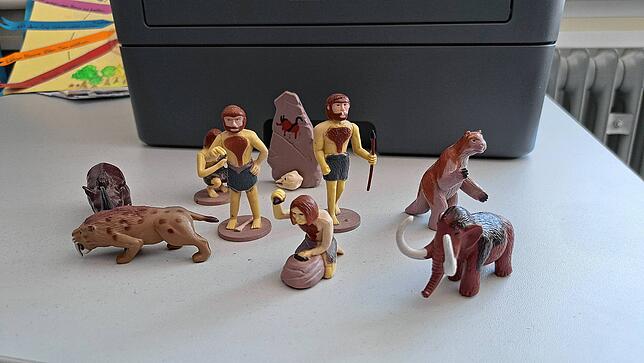 In Laura Epps Büro steht eine Gruppe von Spielzeugfiguren: darunter auch ein Mammut.