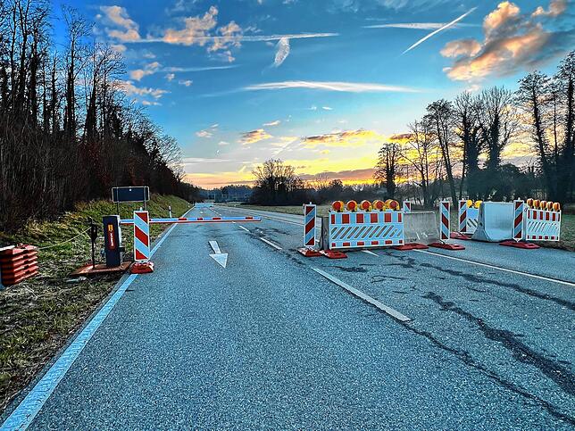 Die L220 zwischen Wollmatingen und Waldsiedlung-Reichenau ist seit der Eröffnung des Tunnels Waldsiedlung geschlossen. Schranken ...