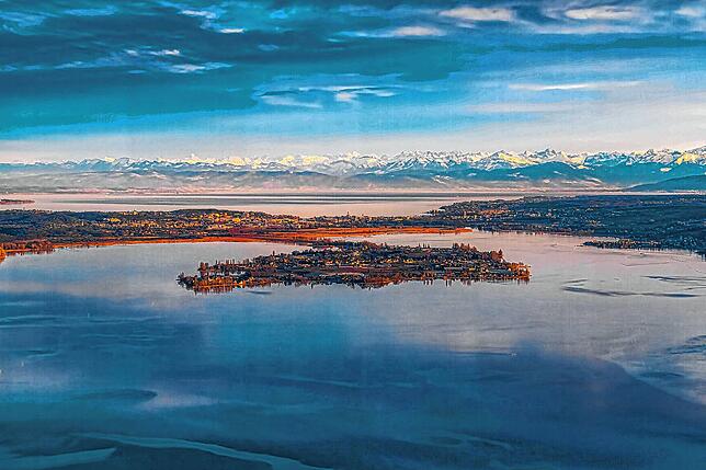 Wie ein Spiegel liegt er da, der Untersee rund um die Reichenau.