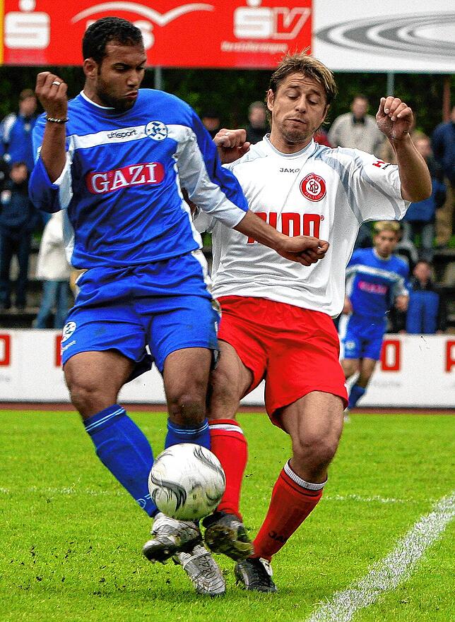 Als Abwehrrecke war der Isländer, hier im Duell mit Mohamed Aboushoura (Stuttgarter Kickers), eine SCP-Institution.