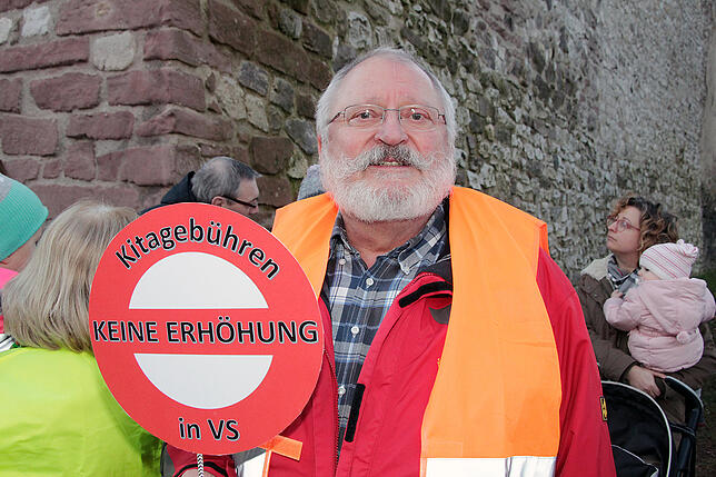 Bild 4: 100 trillern gegen eine drastische Erhöhung der Kitagebühren in VS