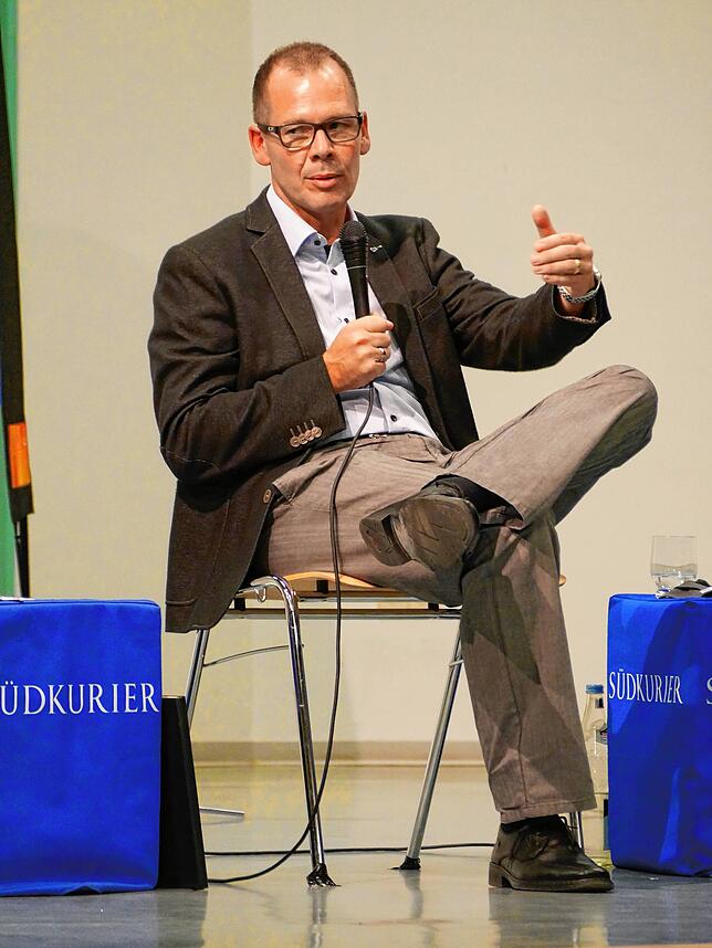 Bewerber Thorsten Scigliano bei der Diskussion.